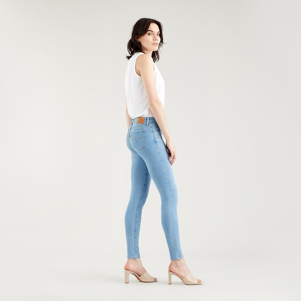 LEVI 711 Skinny Jeans In Light Wash Sz. 26